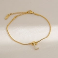 Vergulde liefdesknoop slangarmband met een sprankelende kristallen letter L bedel hanger - L