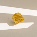 Macro di anello a fascia larga dorata con trama martellata irregolare e design aperto - Stile Largo Martellato Irregolare (2) / Oro