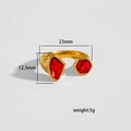 Détail d'une bague en acier doré avec zircons rouges, montrant la largeur de 23 mm - Style Bicolore Géométrique Rouge (326)