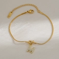 Elegante 18k vergulde slangenketting armband met liefdesknoop en fonkelende letter M hanger - M