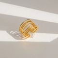 Dettaglio macro di anello multistrato dorato con finitura martellata e design aperto - Stile Martellato Intrecciato Multistrato (7) / Oro