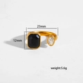 Détail d'une bague dorée avec pierre noire et dimensions de 23 mm de large - Style Bicolore Géométrique Noir Et Blanc (328)