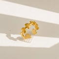 Vue détaillée d'une bague feuille dorée avec extrémités en cœur sur fond blanc - Style Ouvert de Feuille de Cœur (17) / Or