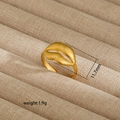 Detailed macro view of gold-plated irregular ring with dimensions 11.7mm and 1.9g - Lip Shape Brushed Style (39)