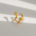 Détail d'une bague mains qui s'enlacent dorée avec finition métallique polie - Style de Geste de Câlin Doré (21) / Or