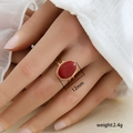 Anello regolabile in acciaio placcato oro con pietra ovale rosso scuro incastonata - Design Ovale con Gambo Diviso Rosso (274)