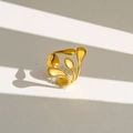 Détail d'une bague fleur abstraite plaquée or avec une finition mate élégante - Style de Larme Abstraite Minimaliste (24) / Or
