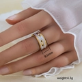 Detalle de anillo ojo turco dorado de 8,6 mm con esmalte blanco y peso de 4,3 g - Estilo de Esmalte de Banda Ancha de Ojo Turco