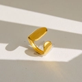 Détail macro d'une bague dorée géométrique ouverte avec finition polie et ombres élégantes - Style Ouvert Géométrique Asymétrique (25)