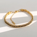 Detail van de goud gevlochten titanium stalen ketting met zwarte stenen en karabijnslot - Zwart