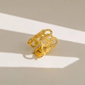 Détail d'une bague large dorée avec motifs ajourés bohèmes et une texture martelée fine - Style Vintage Creux Bohème (81)