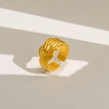 Gros plan détaillé d'une bague nœud torsadé dorée sur une surface en cuir texturé - Style Tridimensionnel à Nœud Torsadé (27)