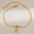 Goudkleurige slangenketting armband met liefdesknoop en glanzende letter R hanger - Letter R