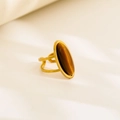 Macro di anello in titanio dorato con grande pietra occhio di tigre marrone ovale - Design Ovale Occhio di Tigre / Oro