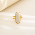 Dettaglio anello regolabile placcato oro con smalto bianco e bordo decorato a rilievo - Design Ovale in Smalto Bianco / Oro