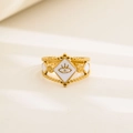 Dettaglio dell'anello dorato con smalto bianco, occhio del male e bordo perlato - Design Malocchio a Rombo / Oro