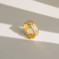 Détail d'une bague dorée réglable avec un motif en treillis de paillettes blanches sur cuir - Style de Paillettes Blanches à Grille Dorée (53)