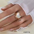 Detalle de anillo dorado de 17mm con corazón blanco mostrando medidas y peso real - Estilo Abierto de Esmalte de Corazón Blanco