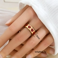 Anello in acciaio dorato con cuori in smalto rosso e fascia larga 7,3 mm per donna - Design con Fascia Piatta e Cuore Rosso (277)
