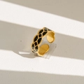 Détail d'une bague fleur dorée avec texture en émail noir et anneau ajustable poli - Style à Carreaux en Émail Or Et Noir (54)