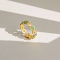 Détail de bagues marguerites dorées avec émail blanc et vert sous une ombre et lumière chic - Style d'Émail de la Série Daisy (58)