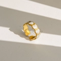Détail de la bague coeur dorée avec incrustation résine pailletée et texture brossée - Style de Paillettes Blanches à Cœur Continu (59)