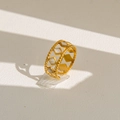 Détail de la bague fleur dorée avec inserts en perles et bordure perlée vintage - Style de Bord Perlé de Coquille Bohème (66)