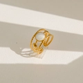 Détail de la bague torsadée dorée avec incrustation de coquillage blanc et ornements - Style de Nacre de Coquille Saint-Jacques à Texture Torsadée (79) / Or