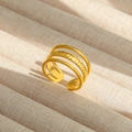 Vista detallada de un anillo dorado de tres capas con textura de metal martillado fino - Estilo de Banda de Tres Capas (5)