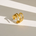 Gros plan de la bague dorée ondulée multicouche montrant un lustre métallique poli - Style de Vague Multi-couches en Spirale (84) / Or