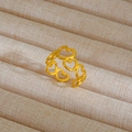 Anello aperto dorato con cuori traforati su un supporto per gioielli in iuta - Stile Cuore Cavo / Oro