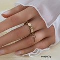 Anillo de acero inoxidable chapado en oro 18K con flores de margarita en esmalte - Estilo de Banda de Margarita en Blanco y Negro