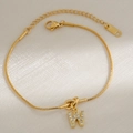Gouden knooparmband met letter W hanger en zirkoonstenen op satijnen achtergrond - Letter W