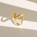 Détail d'une bague dorée ondulée minimaliste avec finition polie et design fluide - Style de Vague d'Art Dynamique (88) / Or