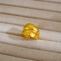 Dettaglio di un anello d'oro a doppio strato con finitura lucida su vassoio di lino - Stile Audace a Doppio Strato / Oro