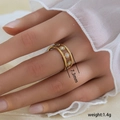 Vista detallada del anillo vintage dorado de 7,3mm con flores de esmalte blanco - Estilo Incrustación Margarita Hueca