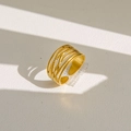 Gros plan sur une bague dorée tressée multicouche avec textures perlées sur cuir - Style Perlé Enveloppé Multi-couches (100) / Or