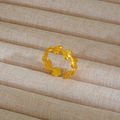 Macro dell'anello a foglia dorata regolabile con finitura opaca su vassoio gioielli - Stile Ramoscello d'Ulivo Opaco / Oro