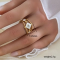 Detalle del anillo dorado multicapa con esmalte de ojo turco y ancho de 13,5 mm - Estilo de Esmalte Rombo de Ojo Turco