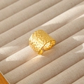 Detalle de anillo ancho de acero inoxidable chapado en oro 18k con textura martillada - Estilo Ancho Martillado (2)