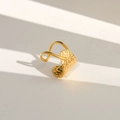 Détail d'une bague en métal doré montrant la finition martelée et le motif évidé - Style Martelé Creux Géométrique (101) / Or