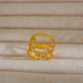Dettaglio dell'anello a onde dorate con un design traforato minimalista e regolabile - Stile Onda Multistrato / Oro