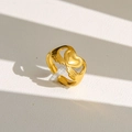 Détail d'une bague dorée ajustable montrant deux mains entourant un cœur élégant et poli - Style de Cœur de Câlin Chéri (109) / Or