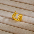 Dettaglio del ciondolo a stella marina e conchiglia dorata su anello regolabile - Stile Stella Marina e Conchiglia(23) / Oro