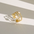 Détail macro de bague dorée multicouche avec anneaux texturés et accents de perles carrées - Style d'Incrustation Carrée à Triple Texture (121)