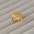 Vista macro dell'anello placcato oro 18k con motivo a onde su vassoio per gioielli - Stile Fiamma Ondulata Traforata (19)