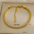 Vista macro de la pulsera de acero inoxidable chapada en oro de 18k con cierre de mosquetón y cadena - Estilo Trenzado de Cadena Cuadrada Dorada (C-1-24)