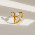 Gros plan détaillé d'une bague en acier inoxydable doré avec deux perles blanches - Style d'Incrustation de Coquille Double Minimaliste (130)