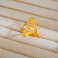 Macro di anello dorato con onde astratte e texture opaca su espositore in beige - Stile Linee Fluide (24) / Oro