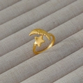 Dettaglio dell'anello aperto placcato oro 18k con rilievo celeste di luna e stella - Stile Rilievo Viso Sorridente Stella Luna (22)